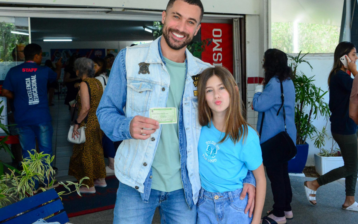 Ricardo Vianna chega acompanhado da filha Cecília para votar 
