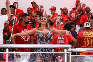 Com look decotado, Viviane Araújo samba muito no Salgueiro