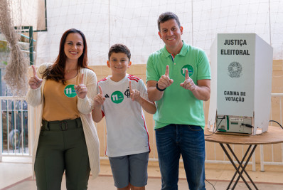 Hingo Hammes vota na Cel. Veiga acompanhado pela família