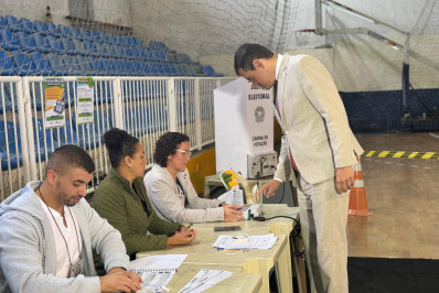 Candidato Doutor Santoro vota acompanhado de vice no Bingen 