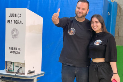 Candidato Eduardo do Blog vota em Nogueira acompanhado da filha