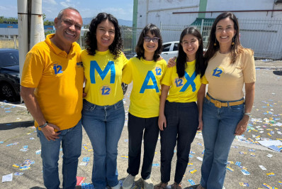 Max Lemos vota acompanhado de esposa e filhos