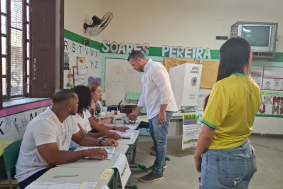 Em meio à polêmica sobre candidatura, Rodrigo Amorim vota em escola na Tijuca