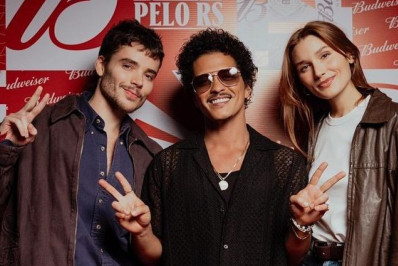 Sasha e João Lucas posam ao lado de Bruno Mars 