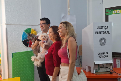 Acompanhado da vice na chapa e de dois pets, Marcelo Queiroz vota em colégio de Ipanema