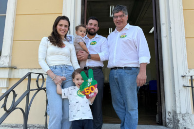 Yuri Moura vota acompanhado da família e do vice no Centro