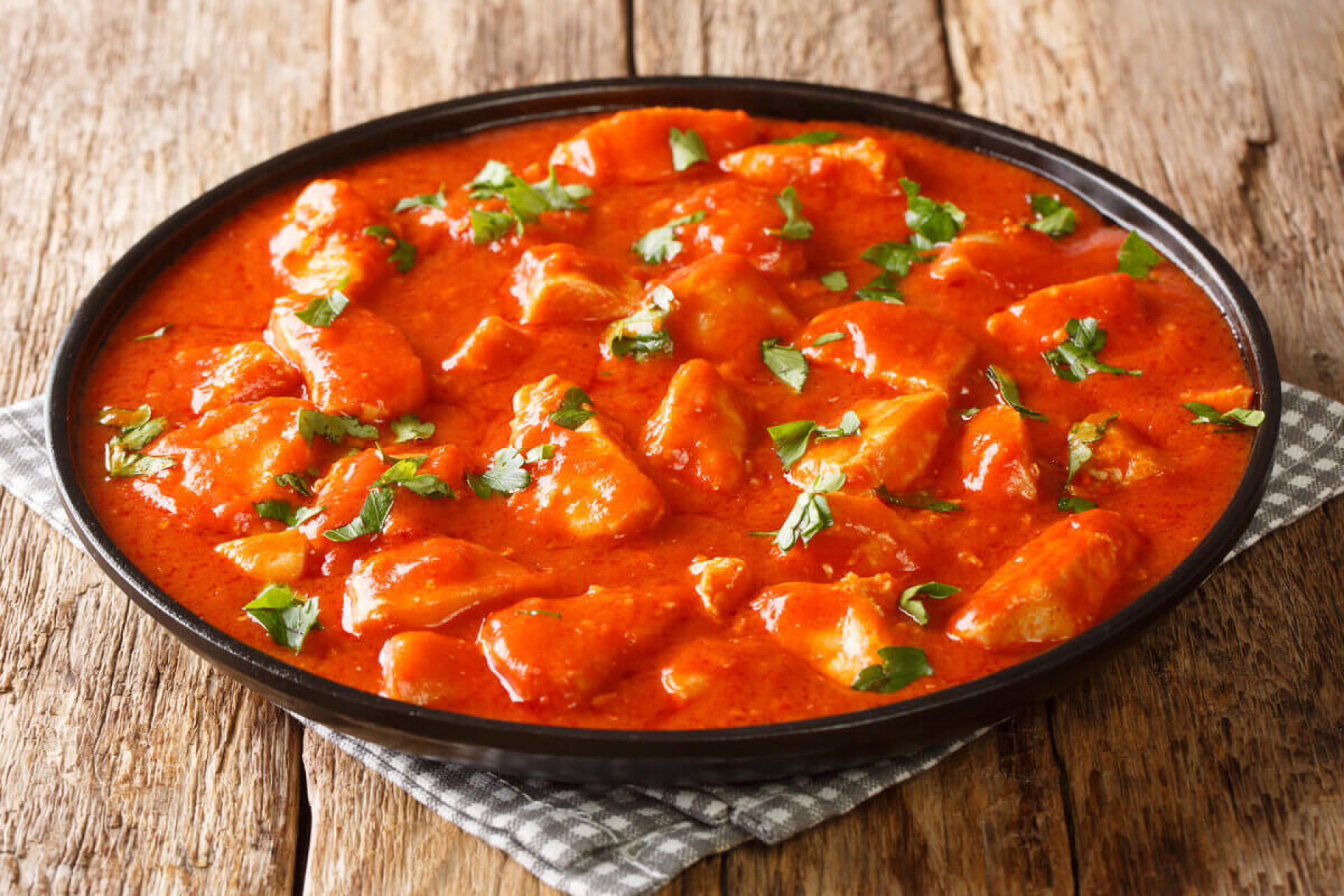 Frango com molho de tomate (Imagem: AS Foodstudio | Shutterstock)