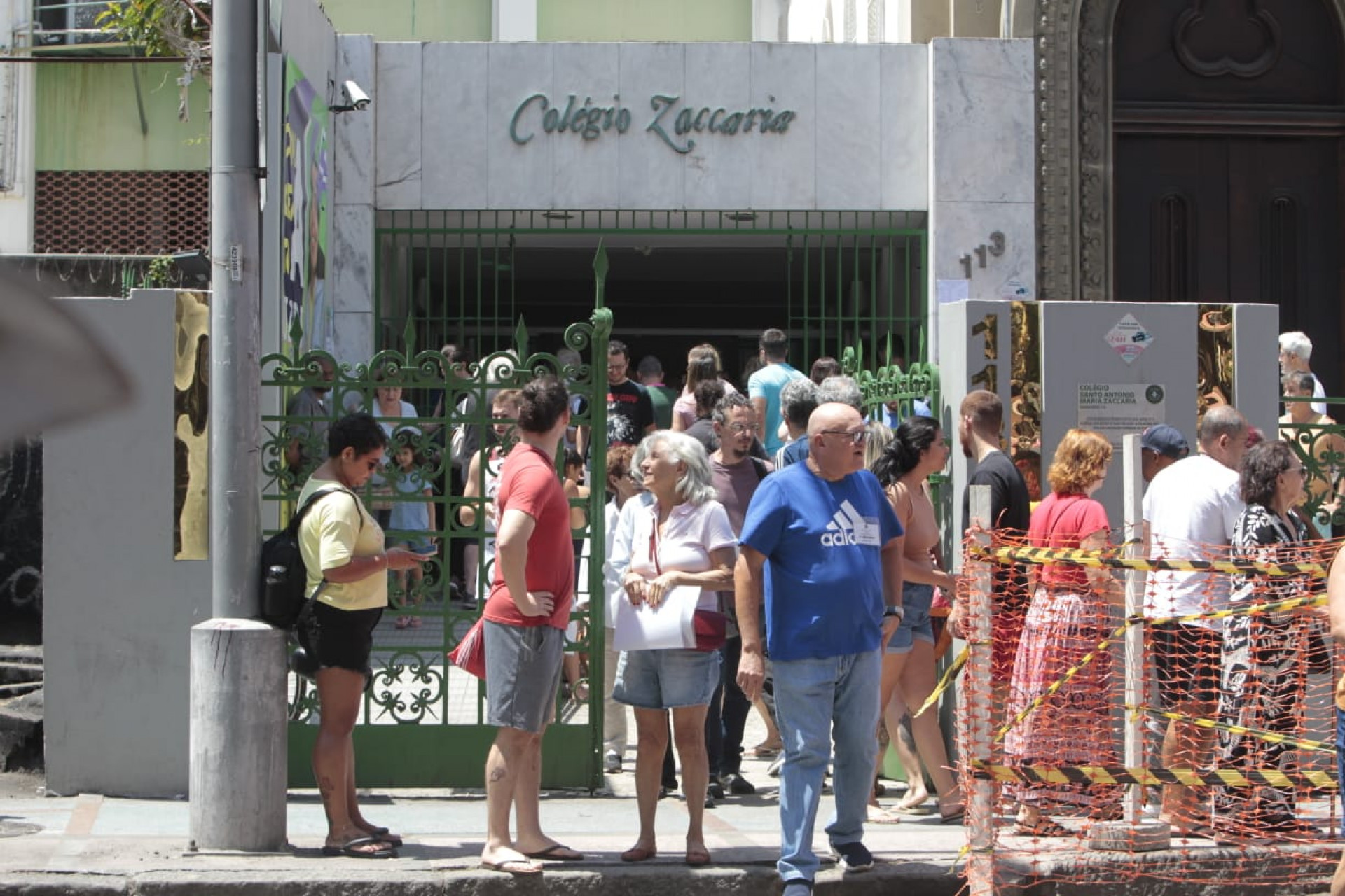 Eleitores foram ao Colégio Santo Antônio Maria Zaccaria, no Catete, votar no primeiro turno - Reginaldo Pimenta/Agência O Dia