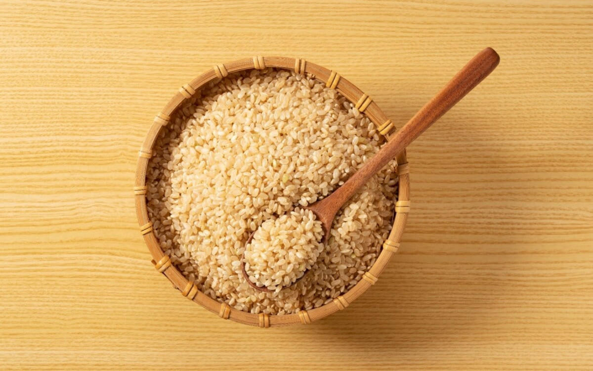 O arroz integral oferece diversos benef&iacute;cios &agrave; sa&uacute;de (Imagem: masa44 | Shutterstock)