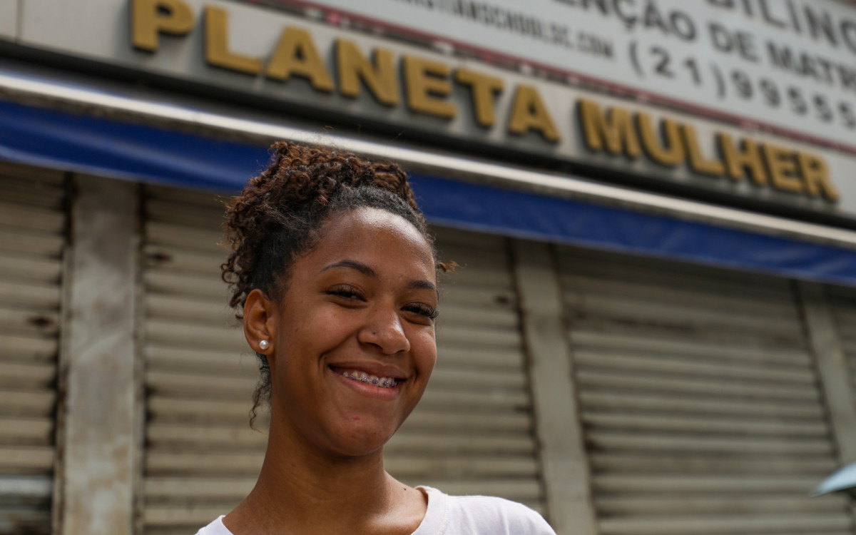 Maria Eduarda Almeida, 18, votou pela primeira vez - Renan Areias/Ag&ecirc;ncia O Dia