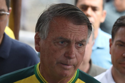 Bolsonaro também caiu no banheiro do Alvorada, que foi adaptado para ficar menos escorregadio