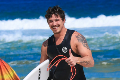 Rômulo Arantes quebra parte da prancha surfando em praia do Rio 