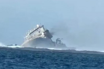 Oceania: navio da Nova Zelândia afunda com dezenas de pessoas a bordo