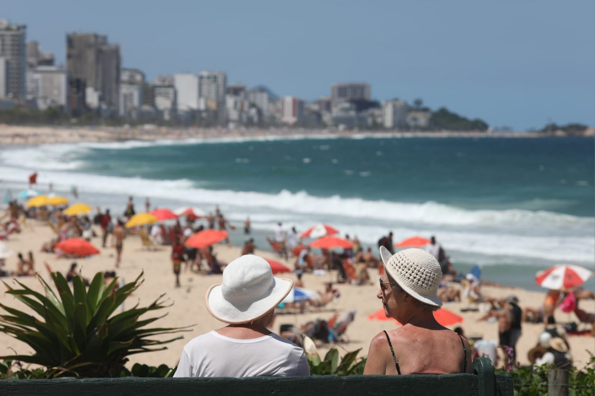 Cariocas aproveitaram o tempo ensolarado curtir a praia do Leblon, na Zona Sul - Pedro Teixeira/Agência O DIA