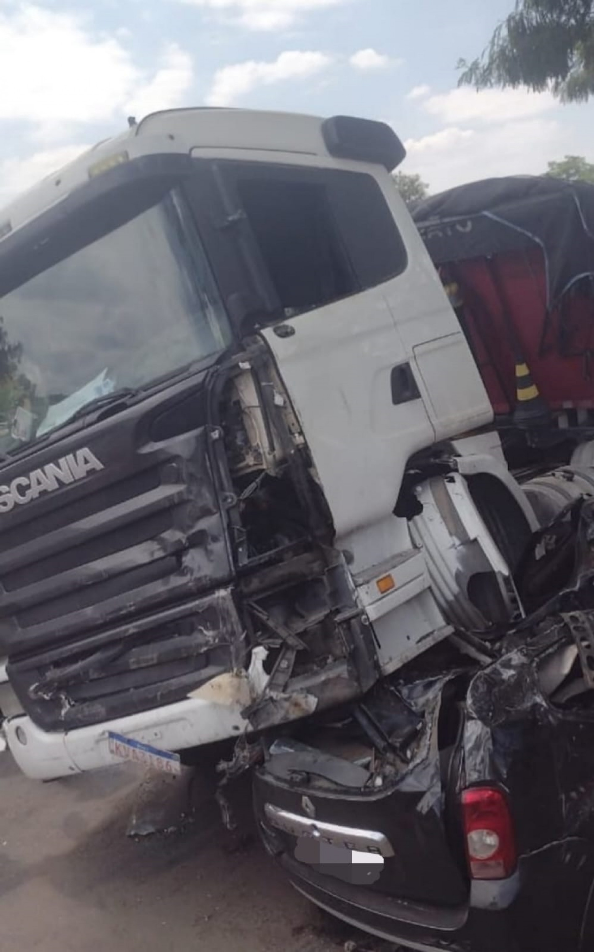 Carro e caminhão colidem na Avenida Brasil