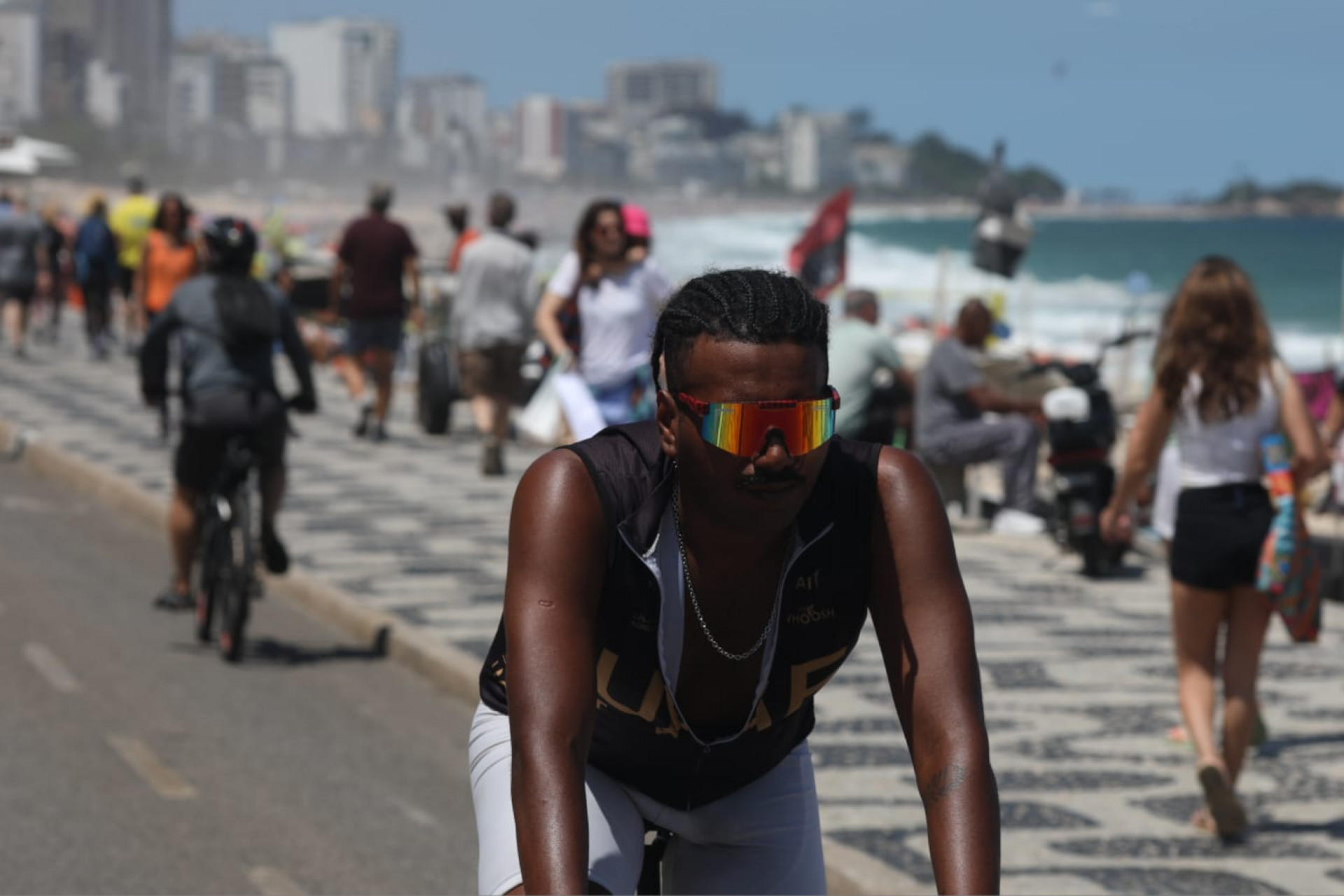 Cariocas aproveitaram o tempo ensolarado curtir a praia do Leblon, na Zona Sul - Pedro Teixeira/Agência O DIA