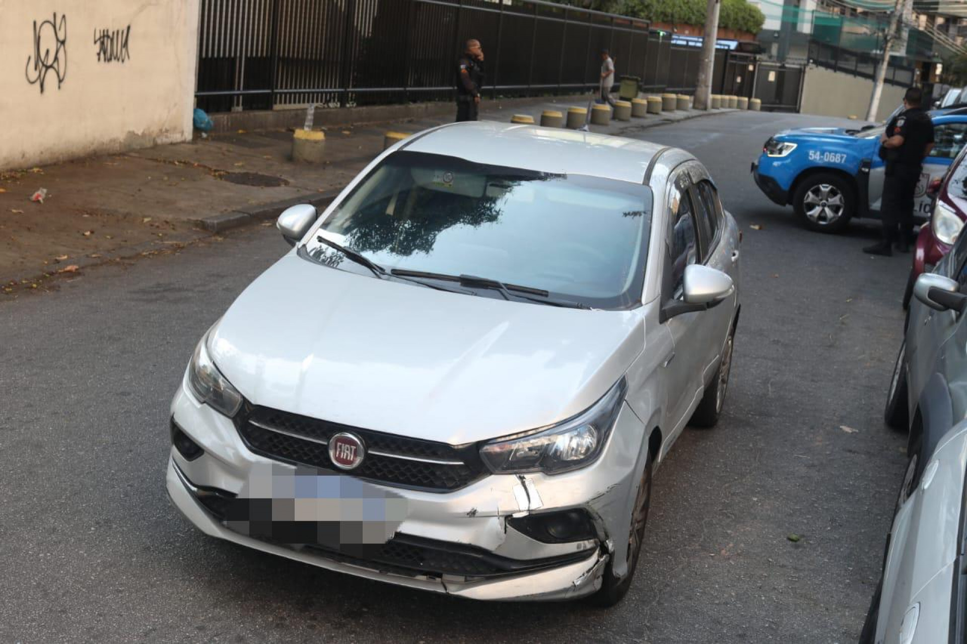 O veículo foi abandonado no meio da Rua Silva Rabelo, no Méier - Pedro Teixeira/Agência O DIA