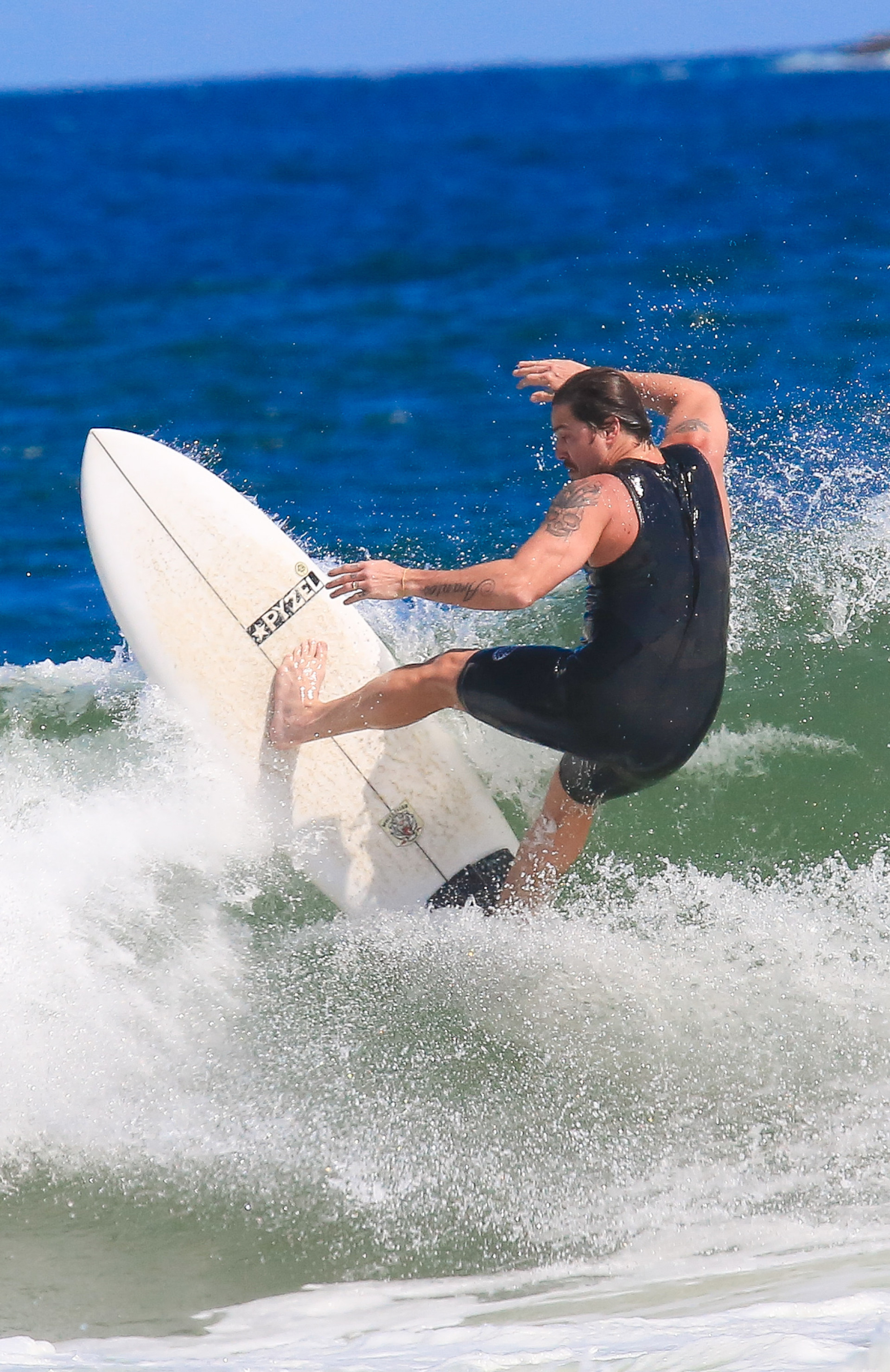 Rômulo Arantes aproveita dia ensolarado e surfa em praia do Rio  - Fabrício Pioyani / Agnews