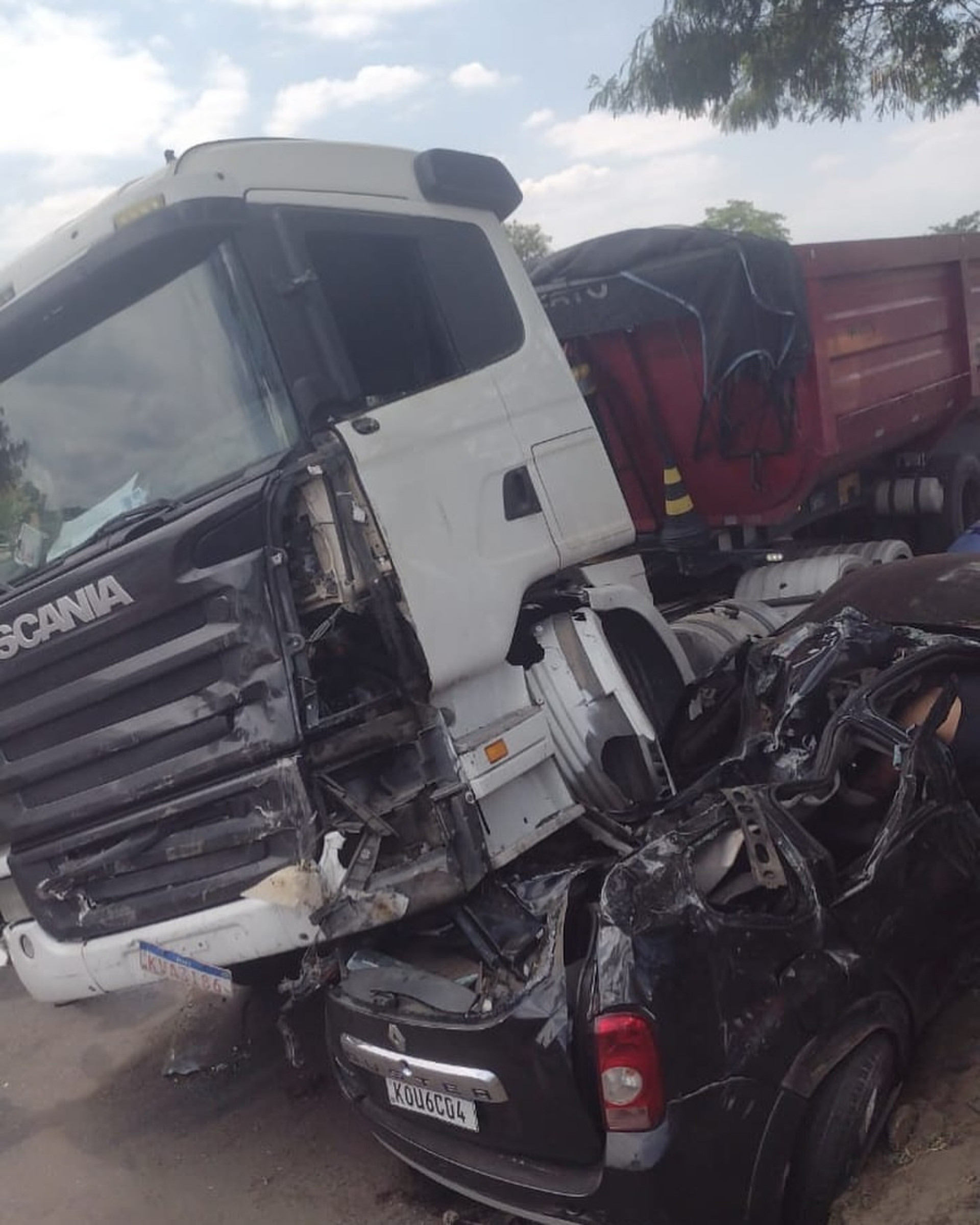 Carro e caminhão colidem na Avenida Brasil