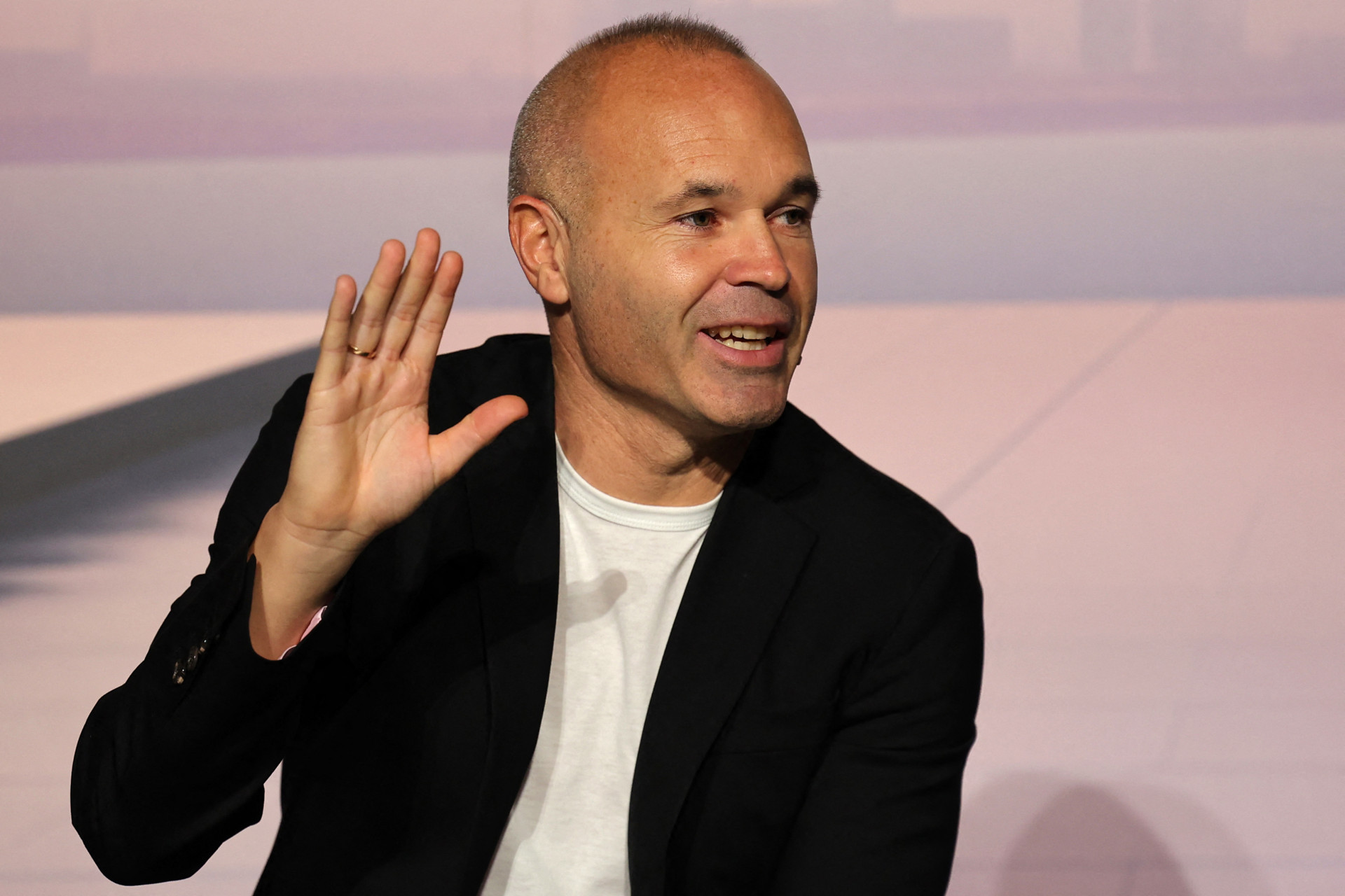 Aos 42 anos, Iniesta assume primeiro trabalho como técnico nos Emirados Árabes