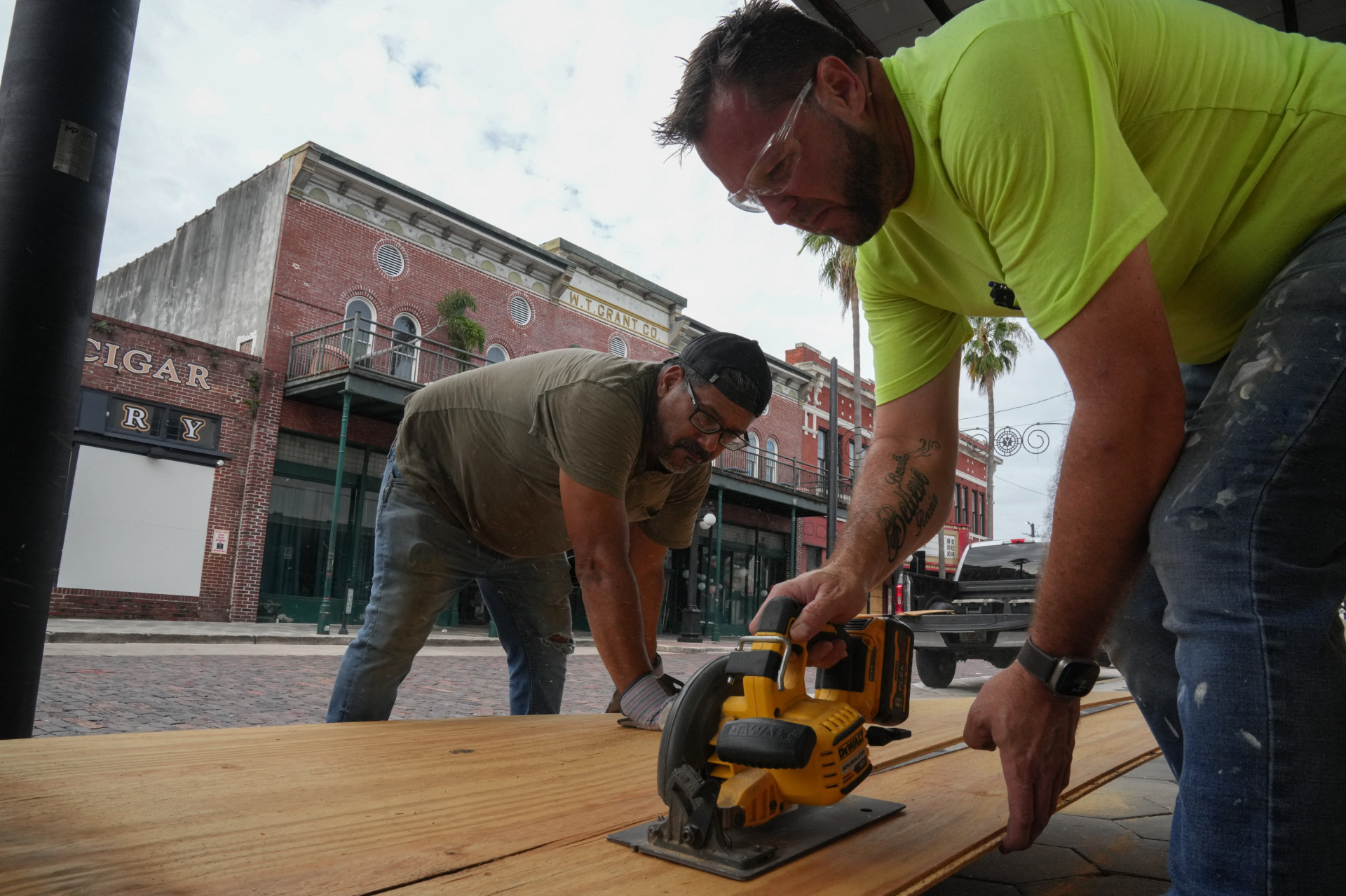 Moradores da Flórida se preparam para a chegada do furacão Milton - AFP
