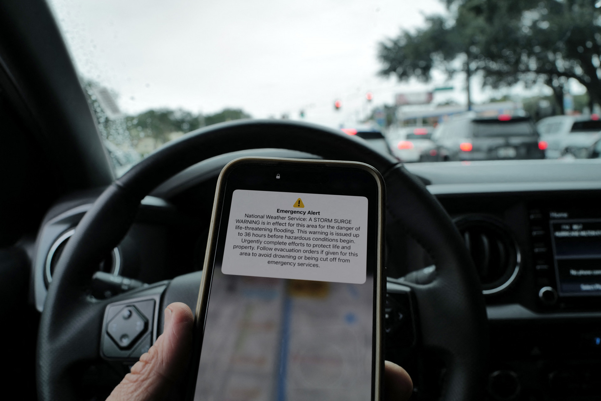 Moradores da Flórida receberam alertas em seus celulares com a chegada do furacão Milton - AFP