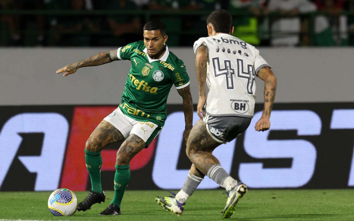 O jogador Dudu, da SE Palmeiras, disputa bola com o jogador do C Atlético Mineiro, durante partida válida pela vigésima oitava rodada, do Campeonato Brasileiro, Série A, no Estádio Brinco de Ouro da Princesa. (Foto: Cesar Greco/Palmeiras/by Canon)