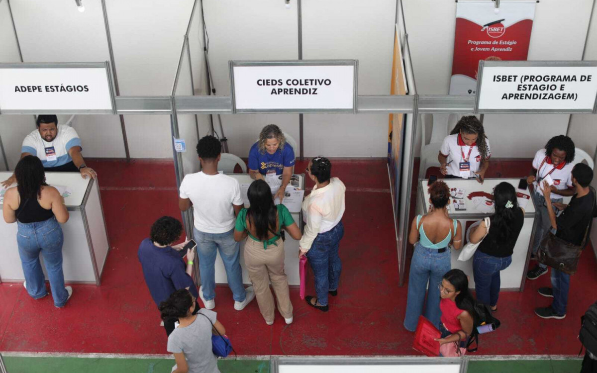 Feira de estágios e empregos na Universidade São José, em Realengo
