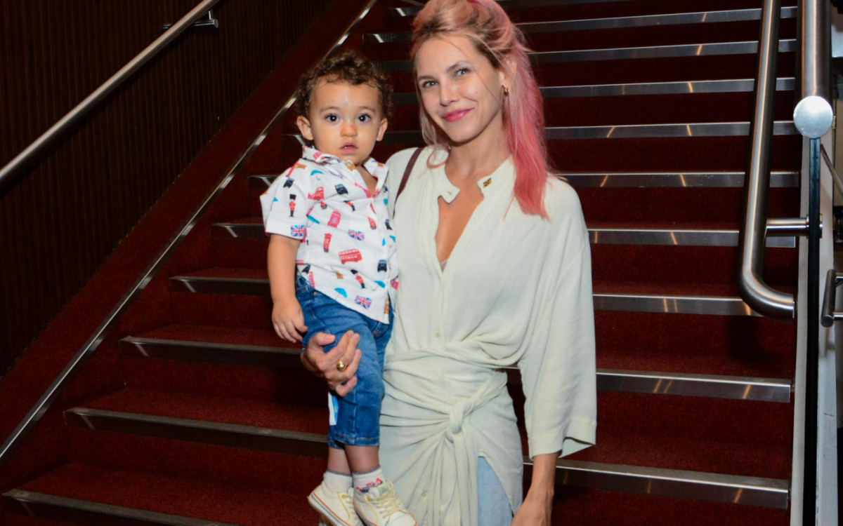 Louise D\'Tuani, mulher de  Eduardo Sterblitch e o filho do casal 