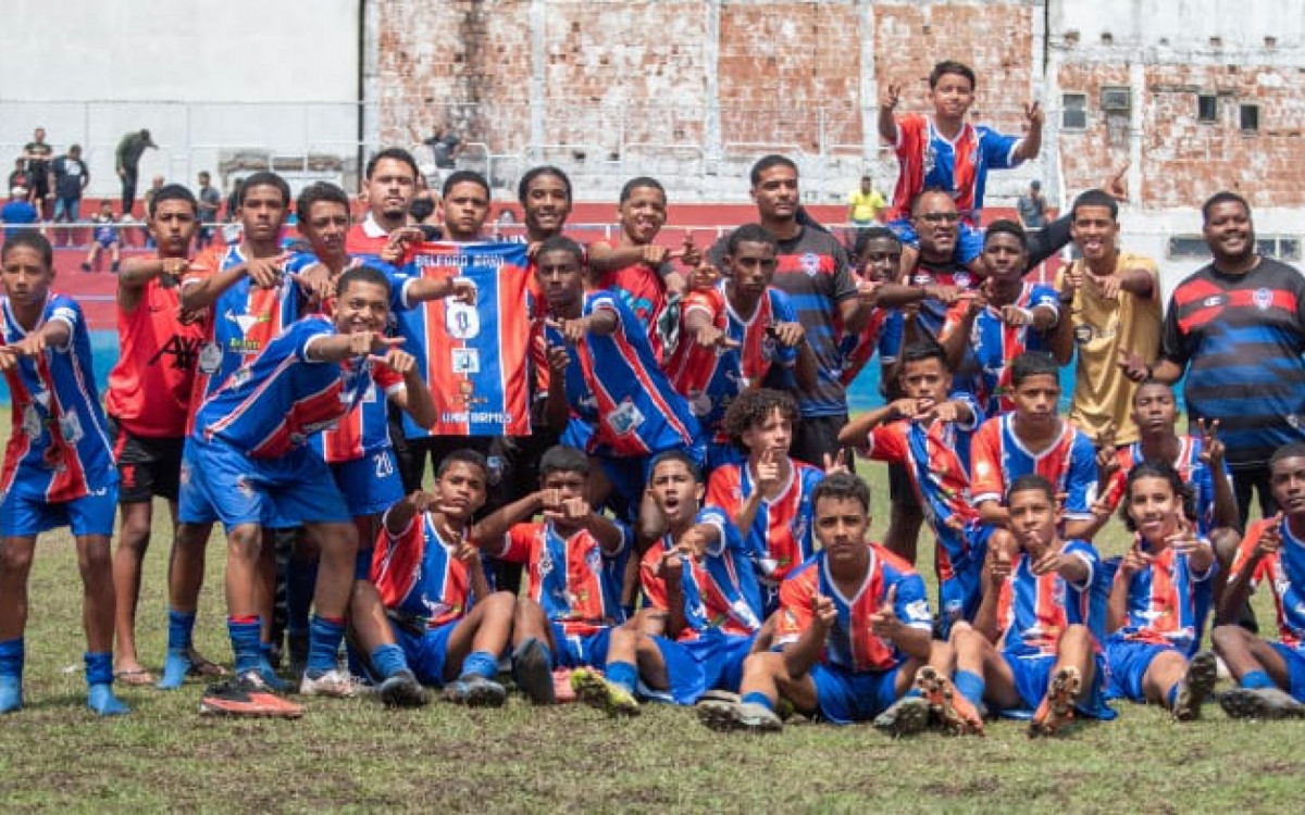 Gerente de Futebol do Belford Roxo (em pé à direita de camisa preta) com a equipe do sub?15