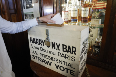 Eleição presidencial dos EUA 'já começou' em bar de Paris; entenda