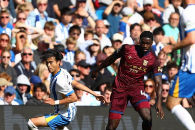 Zagueiro de clube inglês quase perde o dedo lavando louça e passa por cirurgia