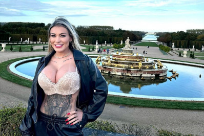 Andressa Urach visita ponto turístico de Paris usando sutiã: 'Piriguete não sente frio'