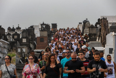 Barbeiro morto após tiro no rosto em Bangu é sepultado, e família lamenta: ‘Injustiça’