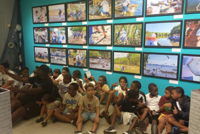 Exposição chega ao Caxias Shopping e destaca recuperação ambiental na Baía de Guanabara