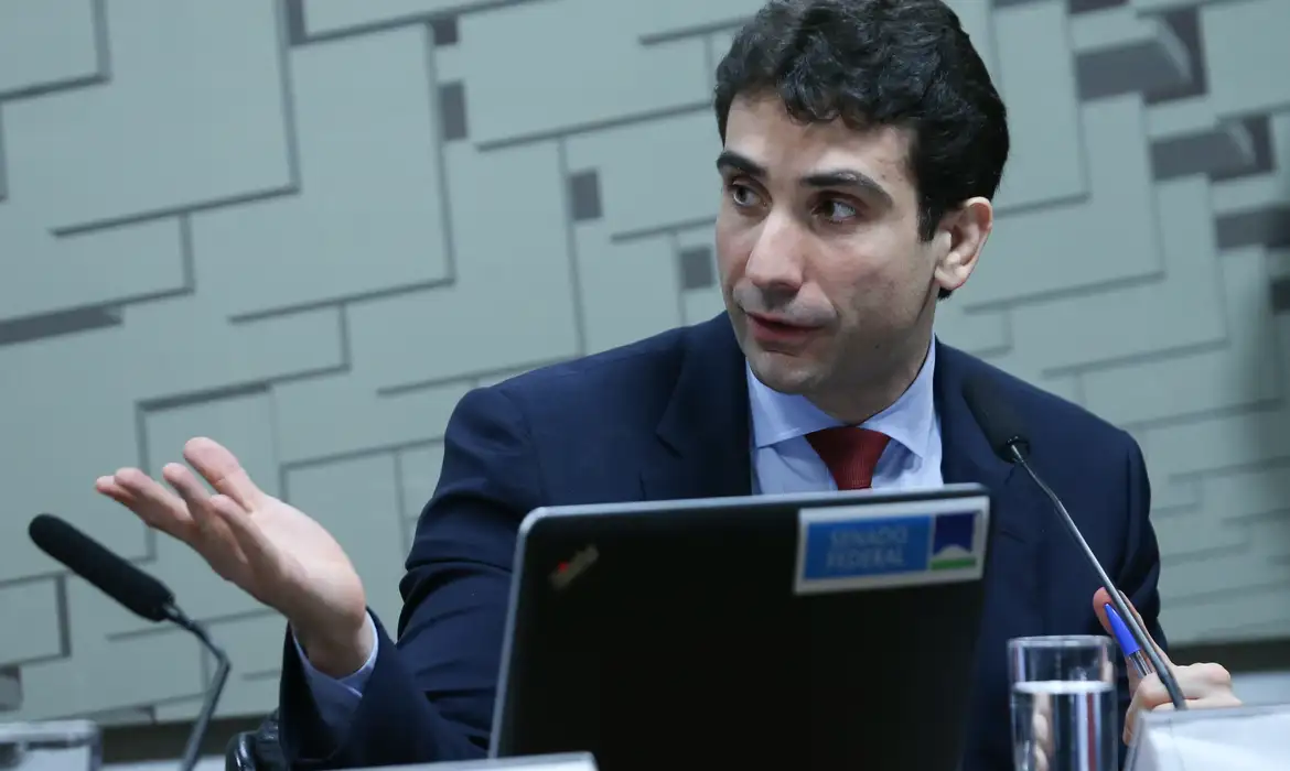 Dólar retoma R$ 6 e juros futuros disparam com declarações de Galípolo