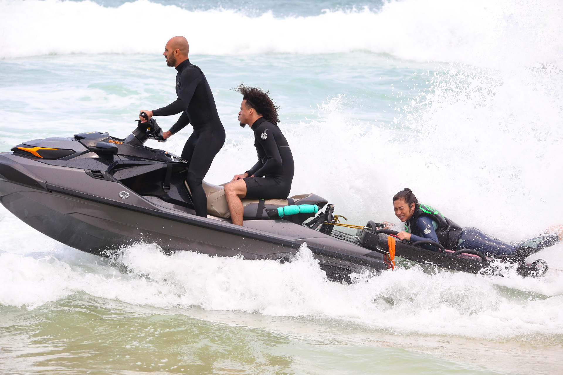 Will Santana, L7nnon e Danni Suzuki em praia do Rio  - Dilson Silva / Agnews