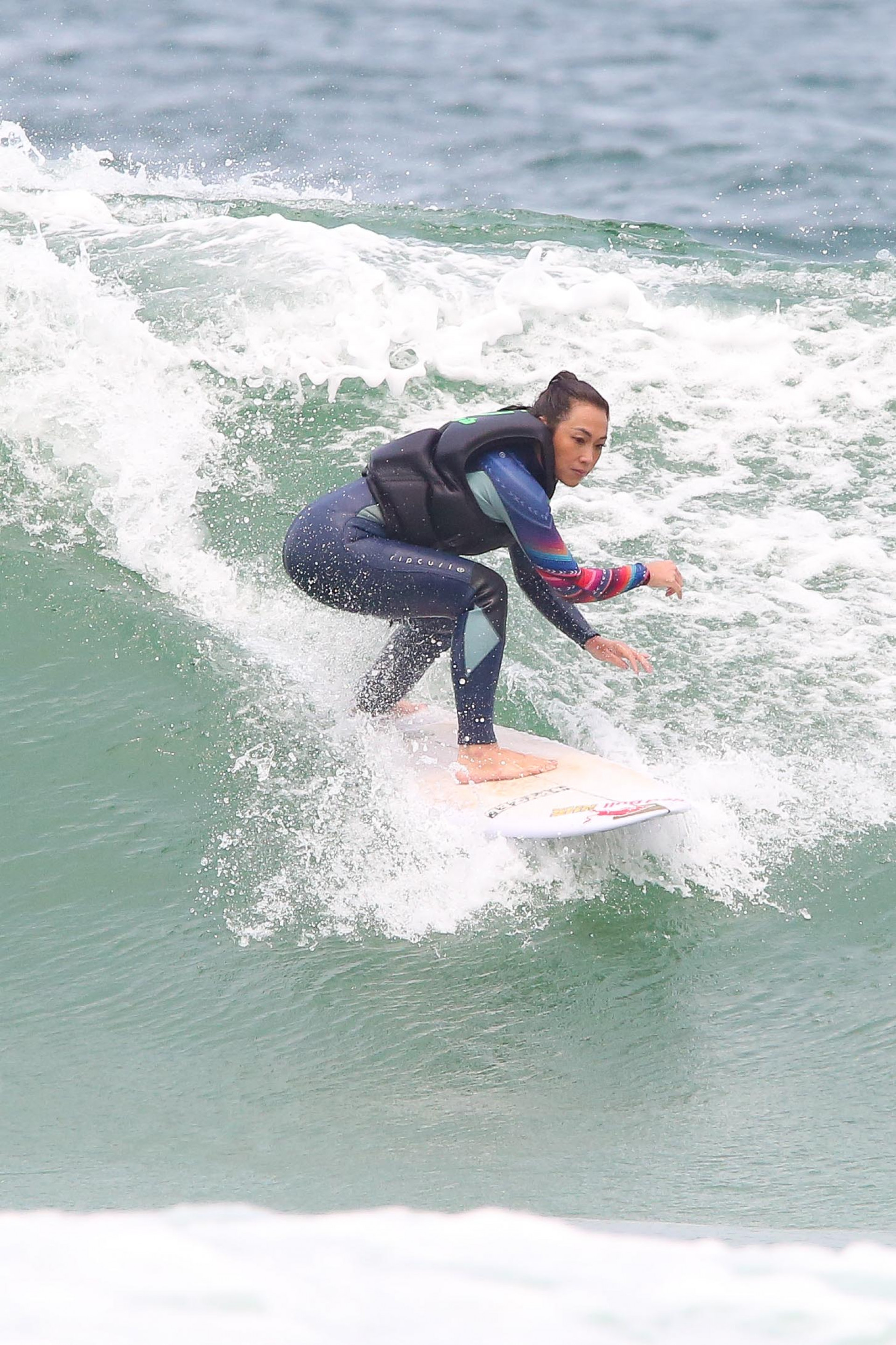 Danni Suzuki fazendo aula de surf no Rio  - Dilson Silva / Agnews 