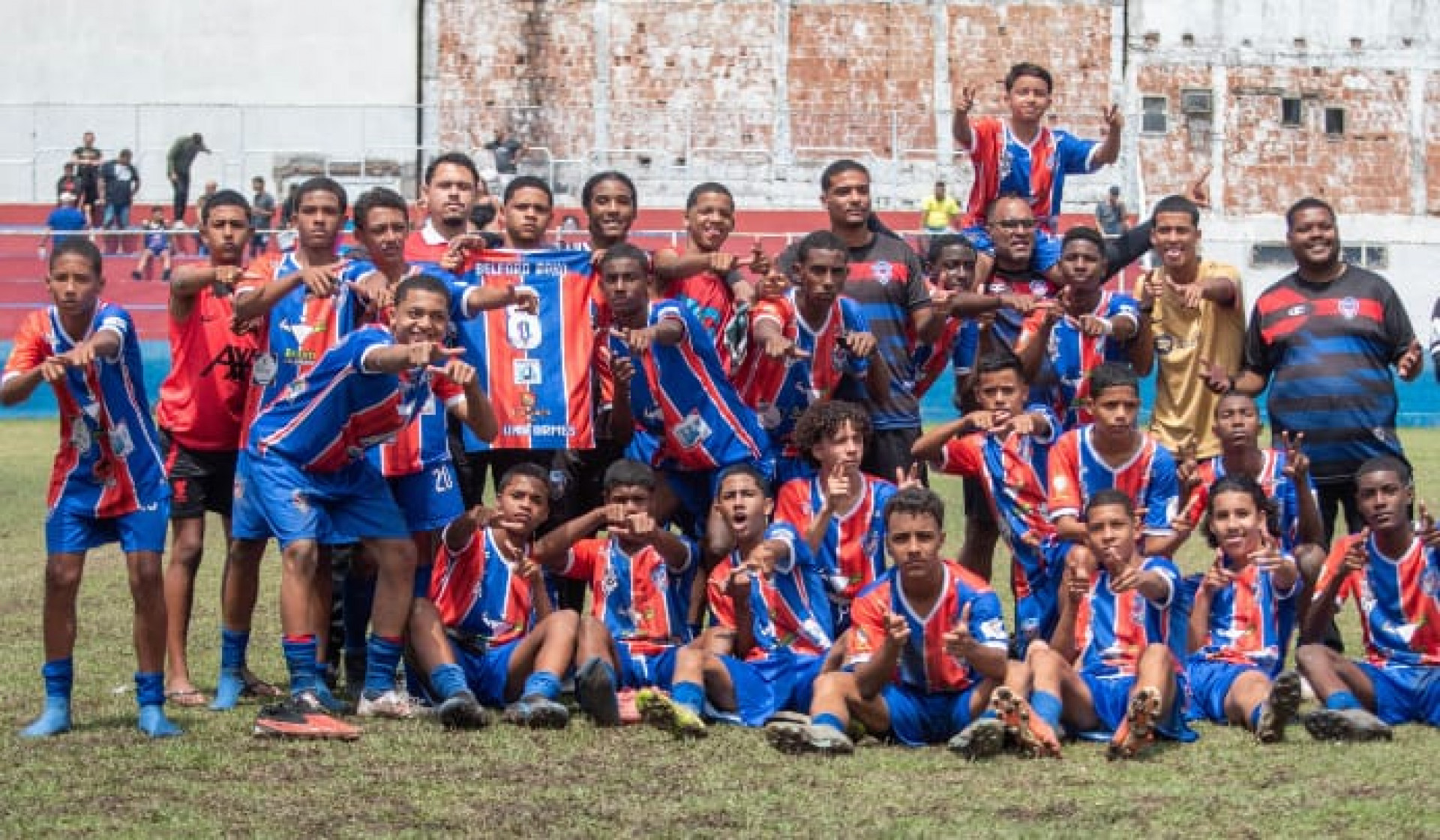 Gerente de Futebol do Belford Roxo (em pé à direita de camisa preta) com a equipe do sub?15 - William Davoli / SEBR