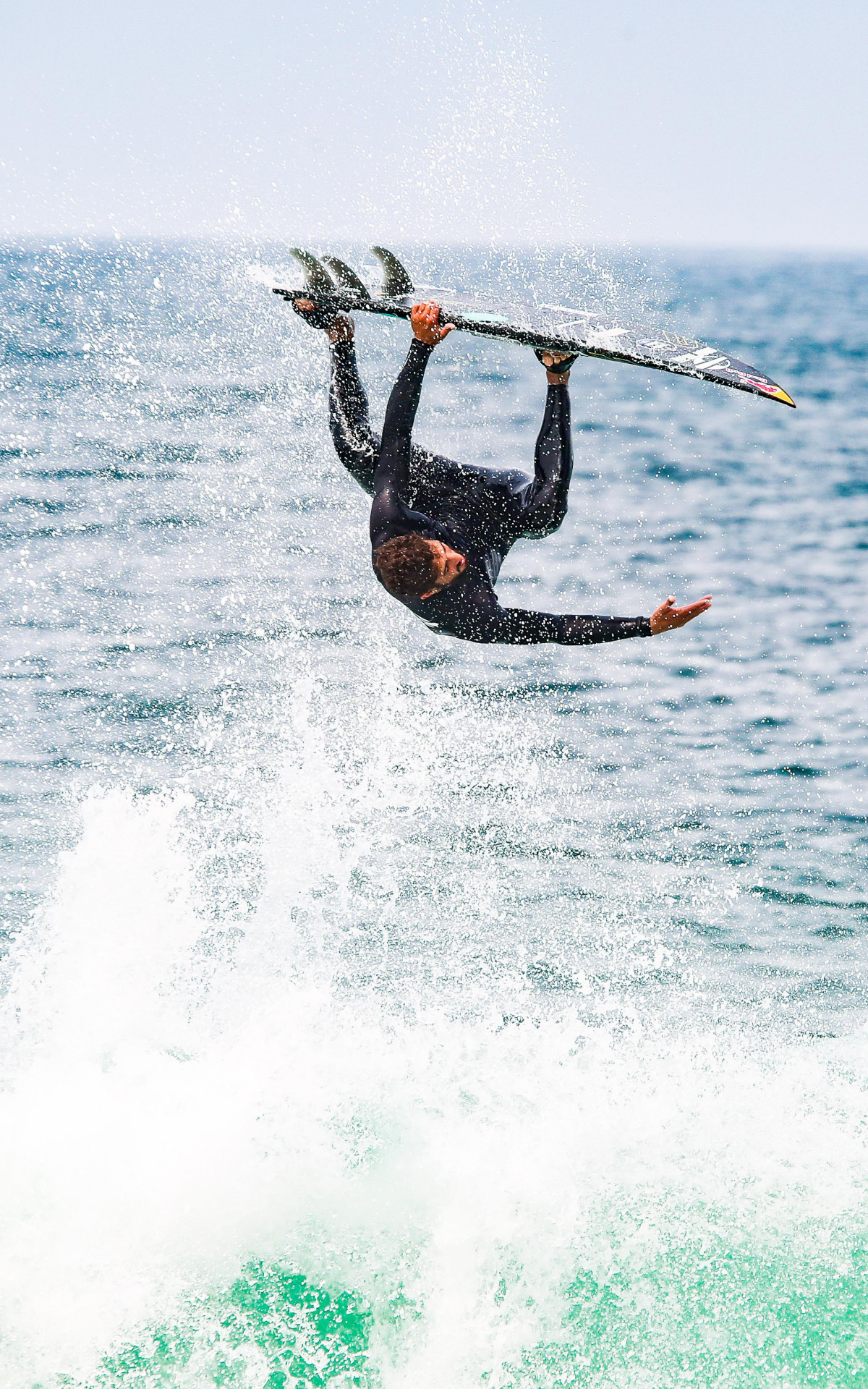 Lucas Chumbo aproveitou as ondas da Praia de São Conrado para surfar 