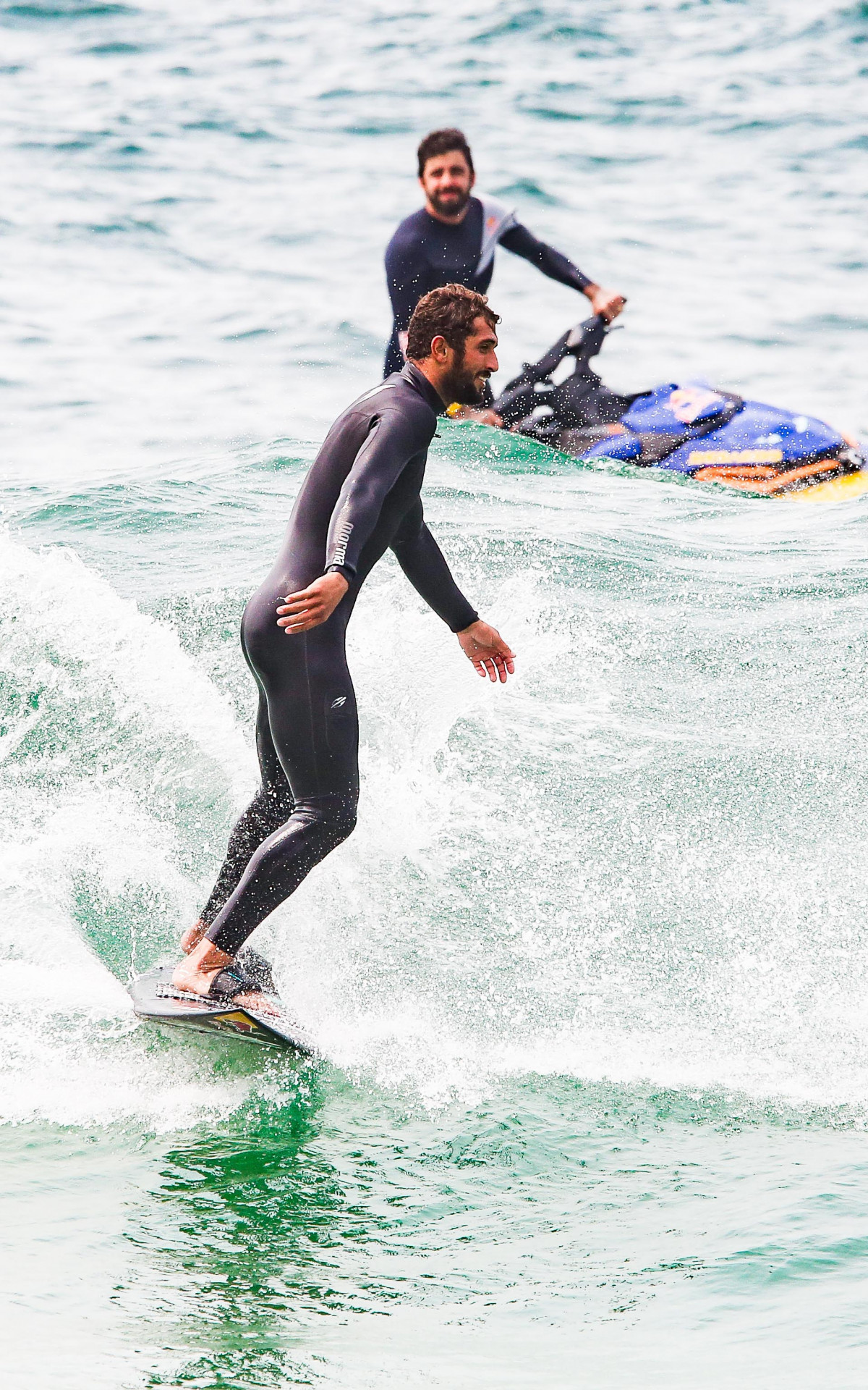 Lucas Chumbo e Pedro Scooby curtiram as ondas da praia de São Conrado