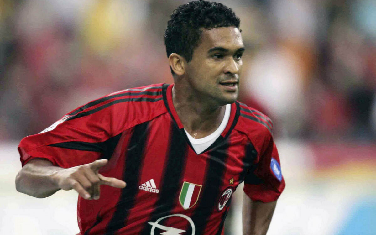 MILAN, ITALY - MAY 20:  Claudio Serginho of AC Milan celebrates scoring  a goal during the Serie A game between AC Milan and Palermo  at the Guisseppe Meazza San Siro Stadium on May 20, 2005 in Milan, Italy. (Photo by New Press/Getty Images)  *** Local Caption *** Claudio Serginho