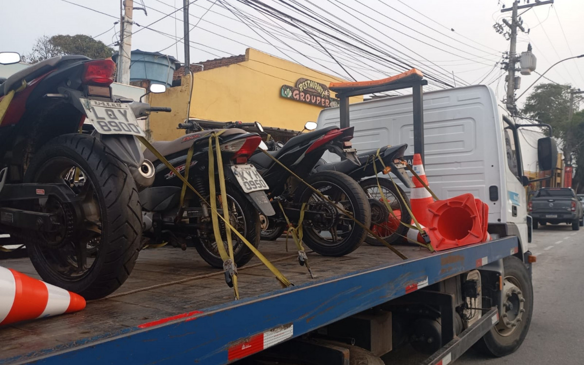 Policiais do 32º BPM durante a operação de fiscalização de trânsito em Macaé