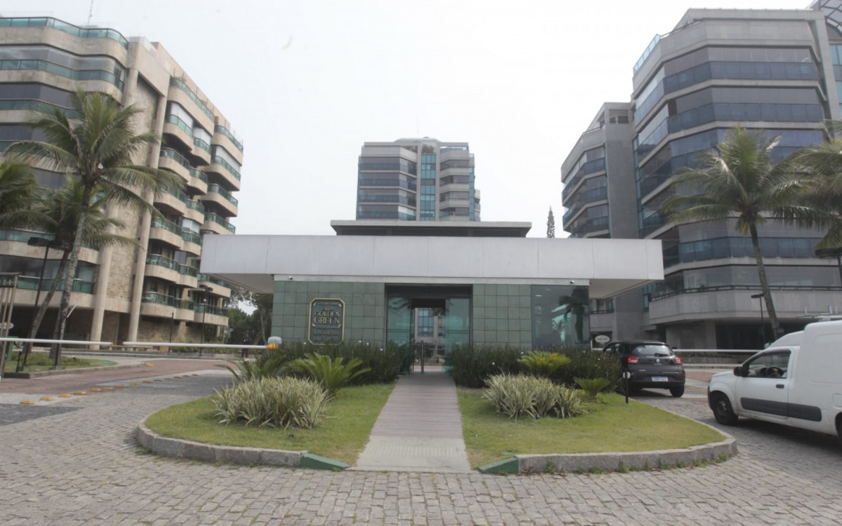 Agentes cumpriram mandados de busca e apreensão no prédio de Rogério de Andrade na Avenida Lúcio Costa, Barra da Tijuca - Reginaldo Pimenta/Agência O DIA