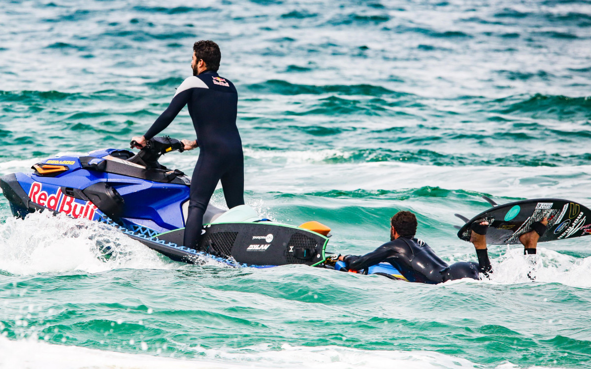 Lucas Chumbo e Pedro Scooby aproveitaram as ondas da praia de São Conrado