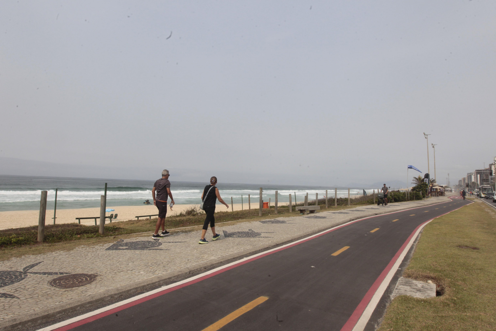 Moradores praticando atividade f&iacute;sica na orla da praia - Reginaldo Pimenta/Ag&ecirc;ncia O Dia