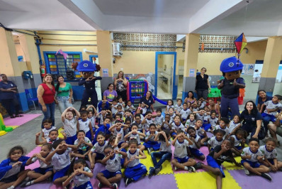 Alunos recebem o grupamento da Ronda Escolar de Mesquita