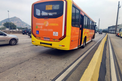 Idoso é preso por importunar sexualmente mulheres em ônibus na Ponte Rio-Niterói