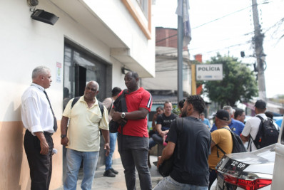 Dois criminosos são baleados em confronto com PMs após assalto a ônibus na Av. Brasil