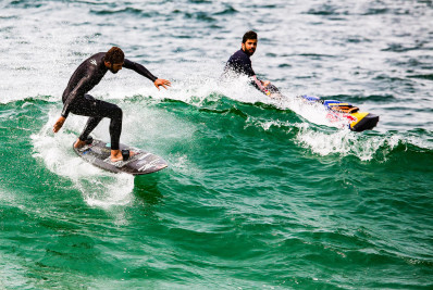 Ex-BBBs Pedro Scooby e Lucas Chumbo surfam em praia do Rio